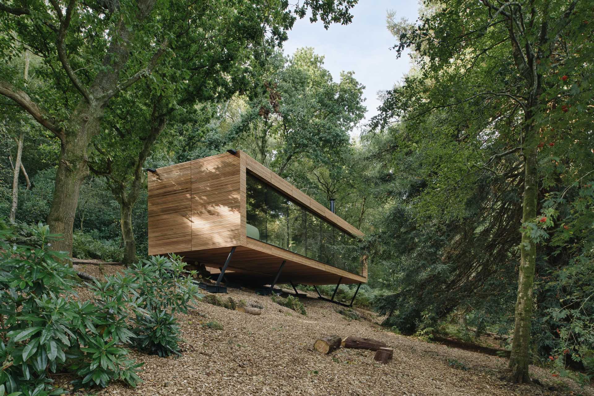 خانه چوبی شناور در جنگل